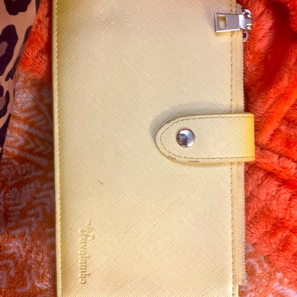 SUPER CUTE PASTEL YELLOW WALLET - Picture 2 of 9